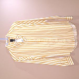 Size Small mens long sleeve button down. Never been worn still has the tag on it